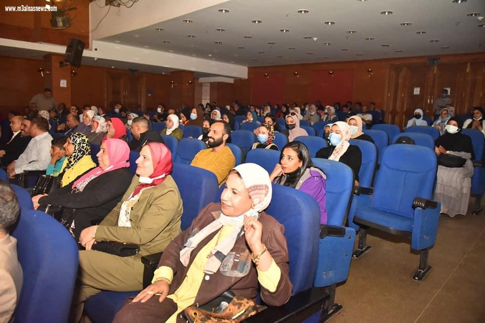 سكرتير مساعد أسيوط تشهد العرض المسرحى 